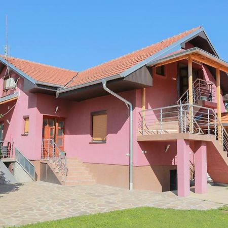 Vila Viktori ปิโรต์ ภายนอก รูปภาพ