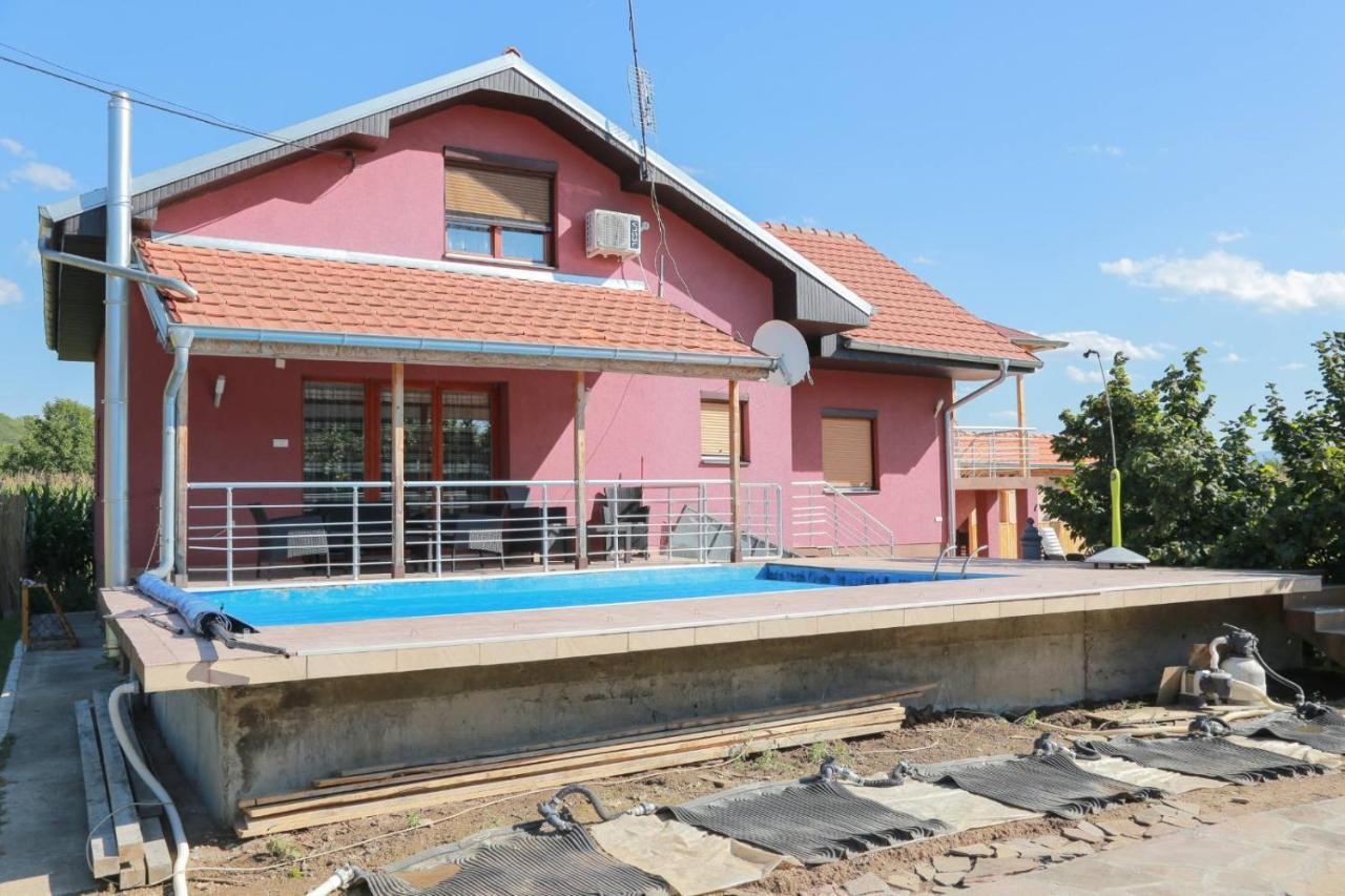 Vila Viktori ปิโรต์ ภายนอก รูปภาพ